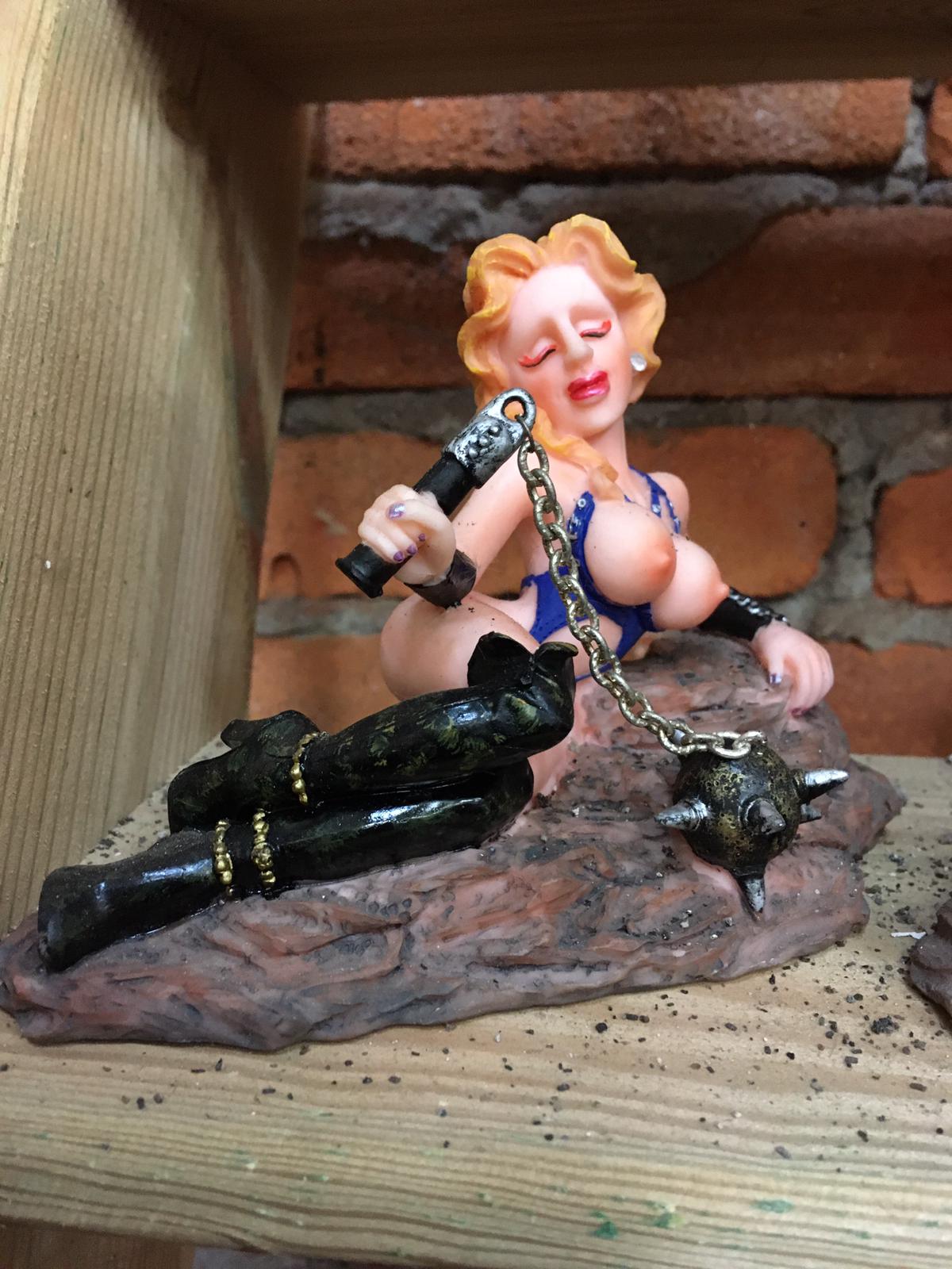 Erotische vrouwen beeldjes te koop bij Veldt Restpartijen te Heerle