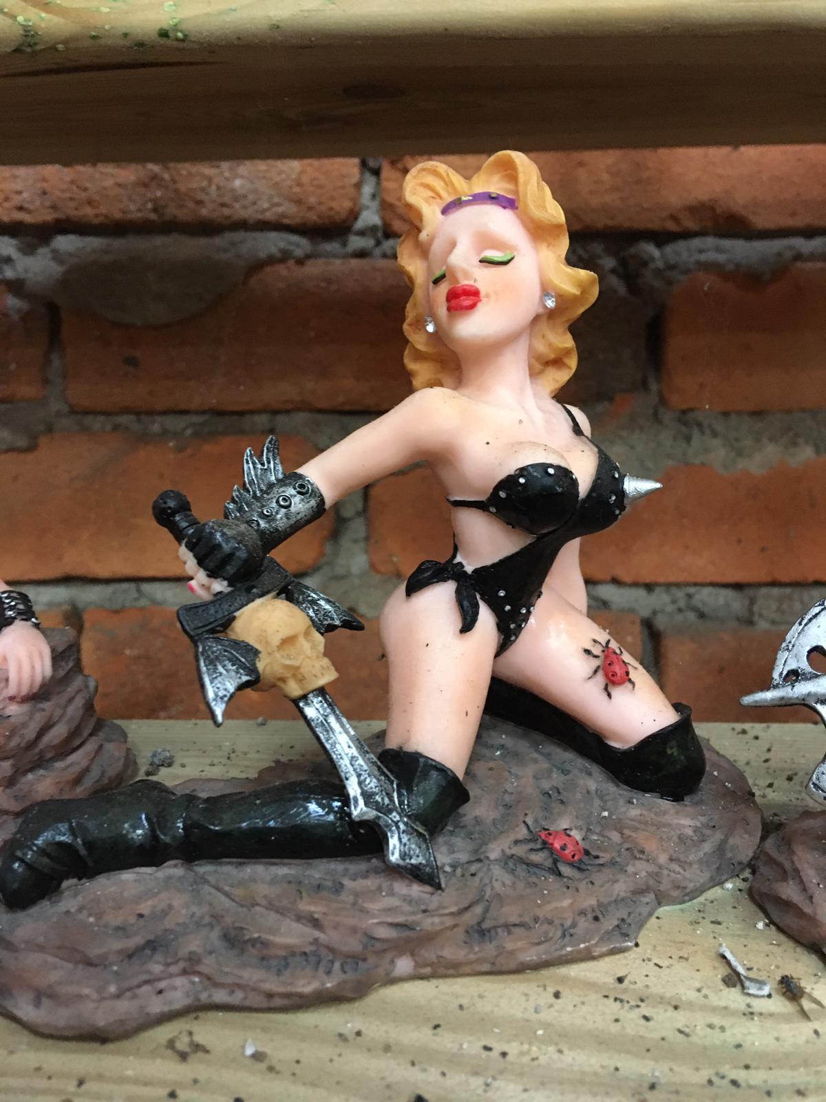 Erotisch vrouwenbeeldje 5