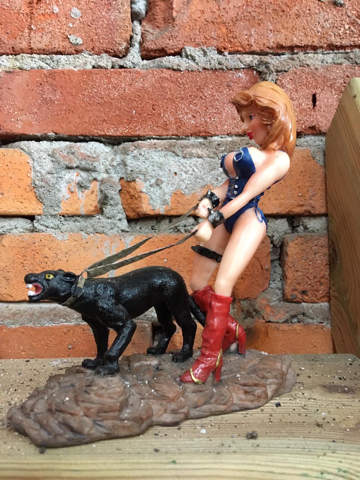 Erotisch vrouwenbeeldje 6