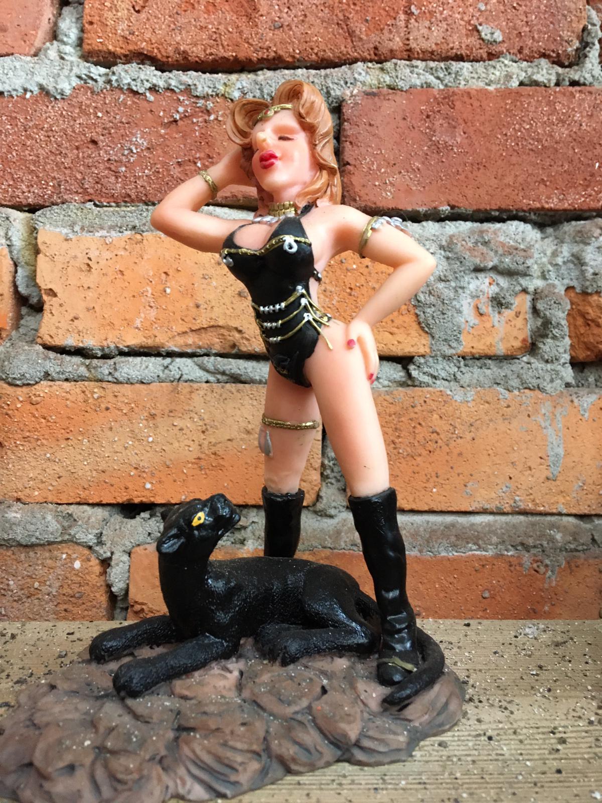 Erotisch vrouwenbeeldje 7