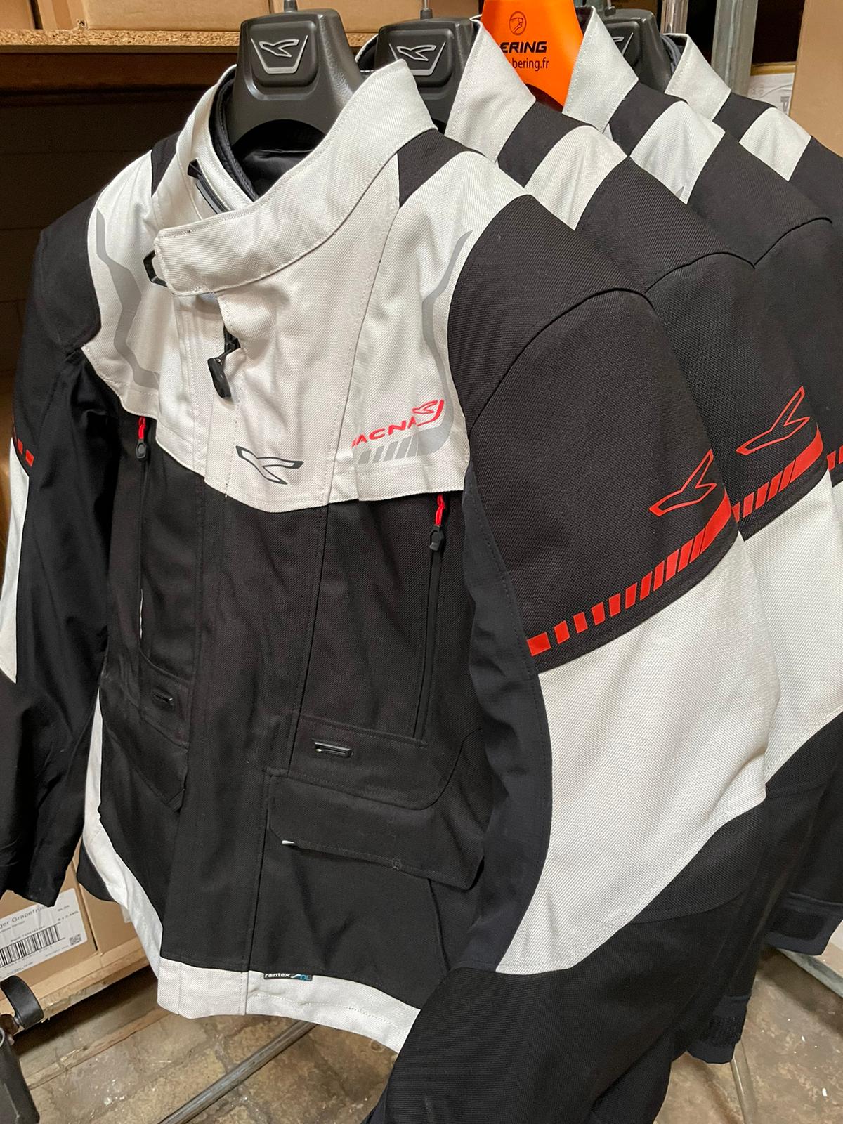 Macna motor- of scooter jassen, te koop bij Veldt Restpartijen te Heerle