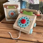 Nostalgisch houten kindertelefoon te koop bij Veldt Restpartijen te Heerle